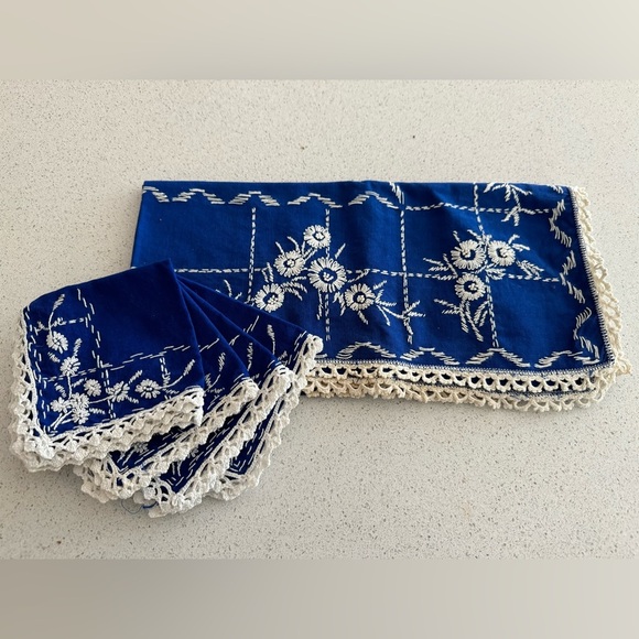 Vintage Embroidered Linen Napkins and Table Linen - Picture 2 of 3